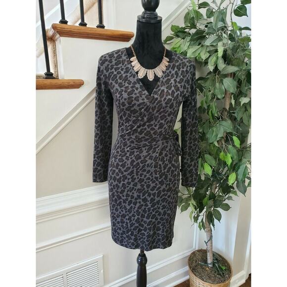 Ann Taylor Animal Print Gray Rayon V-Neck Long Sleeve Knee Length Dress X-Small - Picture 9 of 10